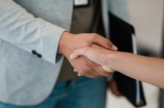 Zdjęcie uścisku dłoni, fot. pexels/Mizuno K