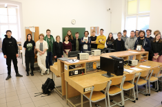 Studenci nowej fizyki technicznej i prof. Katarzyna Rutkowska w Centralnym Laboratorium Fizyki