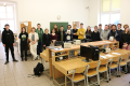 Studenci nowej fizyki technicznej i prof. Katarzyna Rutkowska w Centralnym Laboratorium Fizyki