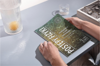 zdjęcie człowieka przeglądającego "Postępy Fizyki", mockup: canva