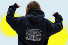 Nasza studentka w bluzie wydziałowej