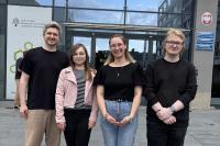 Dr inż. Kamil Orzechowski wraz ze studentami