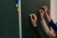 Zdjęcie uczniów przy tablicy, fot. freepik