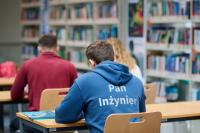 Zdjęcie studentów w bibliotece