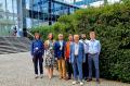 Zespół dr hab. inż. Tomasza Pietrzaka, prof. PW,  przed budynkiem Instytutu Chemii Makromolekularnej w Pradze. Od lewej: Adam, Martyna, Tomasz, Krzysztof, prof. Jerzy Garbarczyk, Aleksander, Maciek