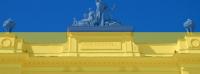 Zdjęcie Gmachu Głównego w barwach flagi Ukrainy