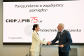 Podpisanie umowy przez prof. Mariusza Malinowskiego, prorektora ds. nauki, oraz Agnieszkę Szczygielską, dyrektorkę CIOP-PIB