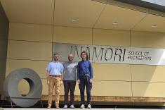 Prof. Tomasz Pietrzak, prof. Caio Bragatto i inż. Adam Puchalski przed gmachem Inamori School of Engineering Alfred University