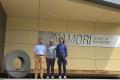 Prof. Tomasz Pietrzak, prof. Caio Bragatto i inż. Adam Puchalski przed gmachem Inamori School of Engineering Alfred University