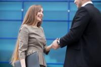 Zdjęcie uścisku dłoni dwóch osób