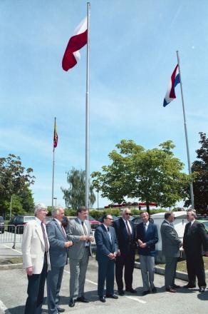 Podniesienie polskiej flagi w CERN 21 czerwca 1991 r. Fot. CERN.