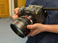 student ze sprzętem marki Canon