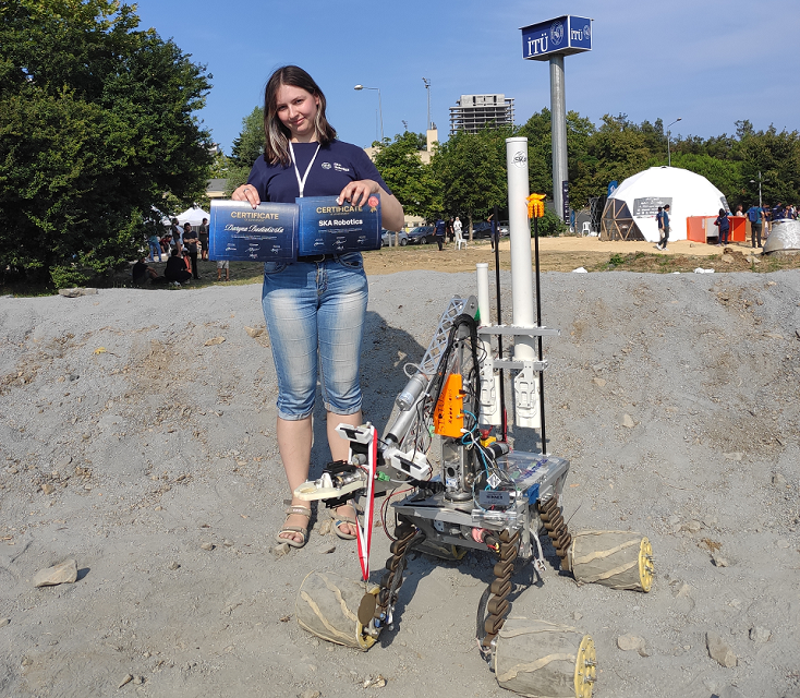 Daryna Budiakivska w towarzystwie łazika i dyplomów za udział w zawodach Anatolian Rover Challenge