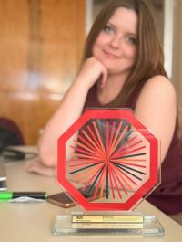 Dr Wioleta Rzęsa ze statuetką ALICE Thesis Award 2025