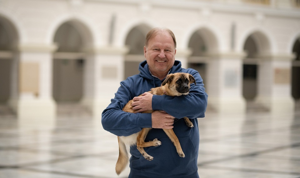 Prof. Krzysztof Zaremba, rektor PW, wraz z Bezą — podopieczną Fundacji Kudłaty Kumpel, fot. Angela Wolińska