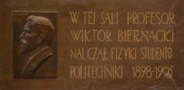 Rys. 9. Pamiątkowa tablica ku czci profesora Biernackiego wmurowana w Audytorium Fizycznym w Gmachu Fizyki